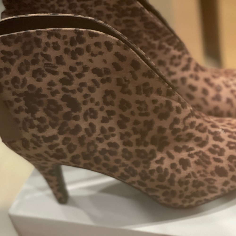 Ankle boot. Size 9